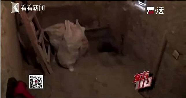 老宅裝修驚見「黑色肉乾」　工人嚇傻：一顆人頭掉出來！