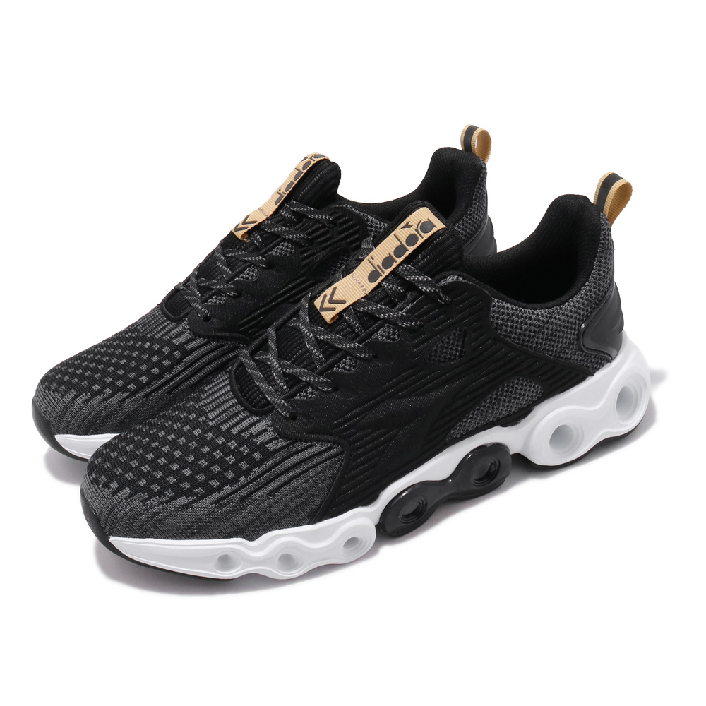 輕量慢跑鞋品牌:DIADORA型號:DA71112品名:DA71112 Wide配色:黑色,白色