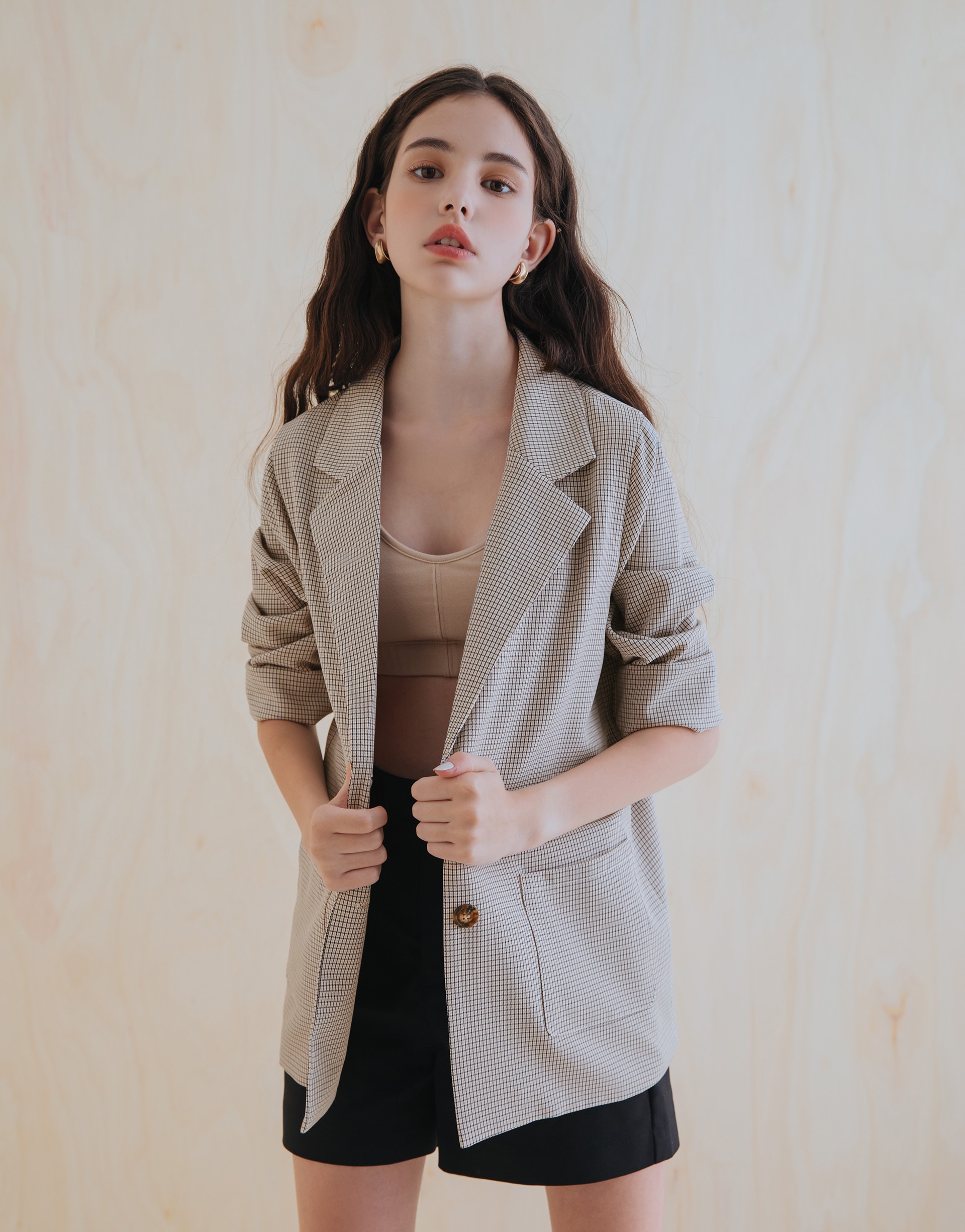質感西裝細格紋布料/雙釦造型/大身附內裡,袖子無內裡/前片兩個貼式真口袋