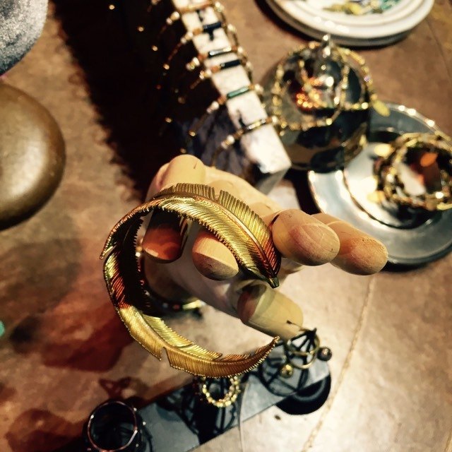 Mido 「羽絨手環。」 羽絨與金屬，是強烈的衝突，但卻也是很完美融合。 生活中，衝突總是藏在每一個角落，而每一個人也常處在備戰狀態，緊張的氛圍在空氣中凝結，鋼盔戴上，手上握緊槍，隨時有人踏進警戒區域