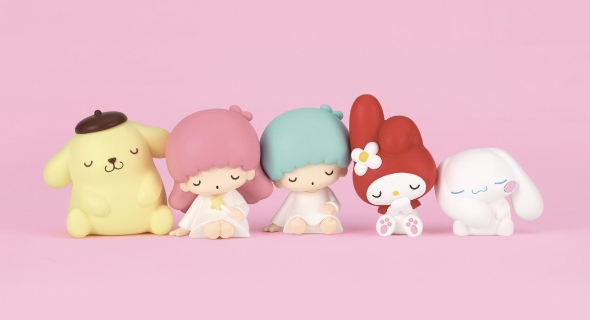 最新扭蛋！三麗鷗「靠肩睡覺公仔」扭蛋，布丁狗、大耳狗、美樂蒂閉眼模樣超萌整套收！