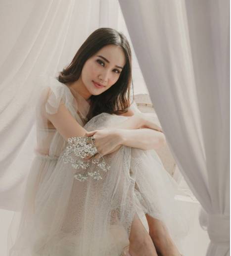 7 Potret Bella Aprilia, Model Cantik yang Dikabarkan Calon Istri Ivan Gunawan 
