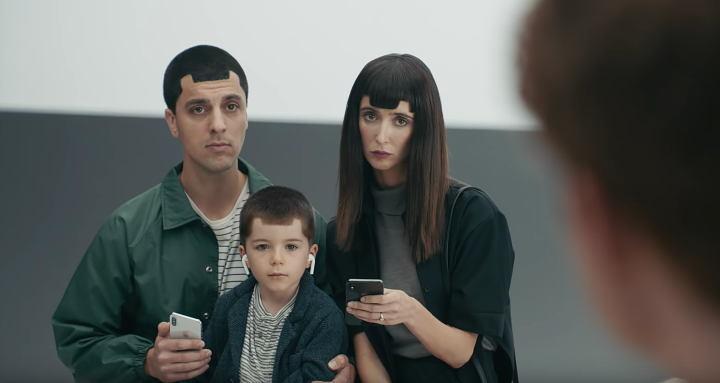 你才瀏海，你全家都瀏海！Samsung 新廣告嘲諷 iPhone X 瀏海設計
