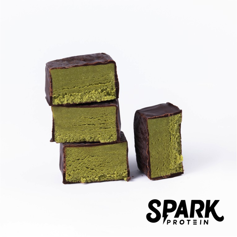 Spark Blend（牛奶蛋白、大豆蛋白）、異麥芽寡糖、巧克力（可可膏、糖、低脂可可粉、大豆卵磷脂、天然香草香料）、玄米油、抹茶粉、天然綠藻、綜合維生素、玉米糖膠（玉米來源）【 內容物 】： 18顆