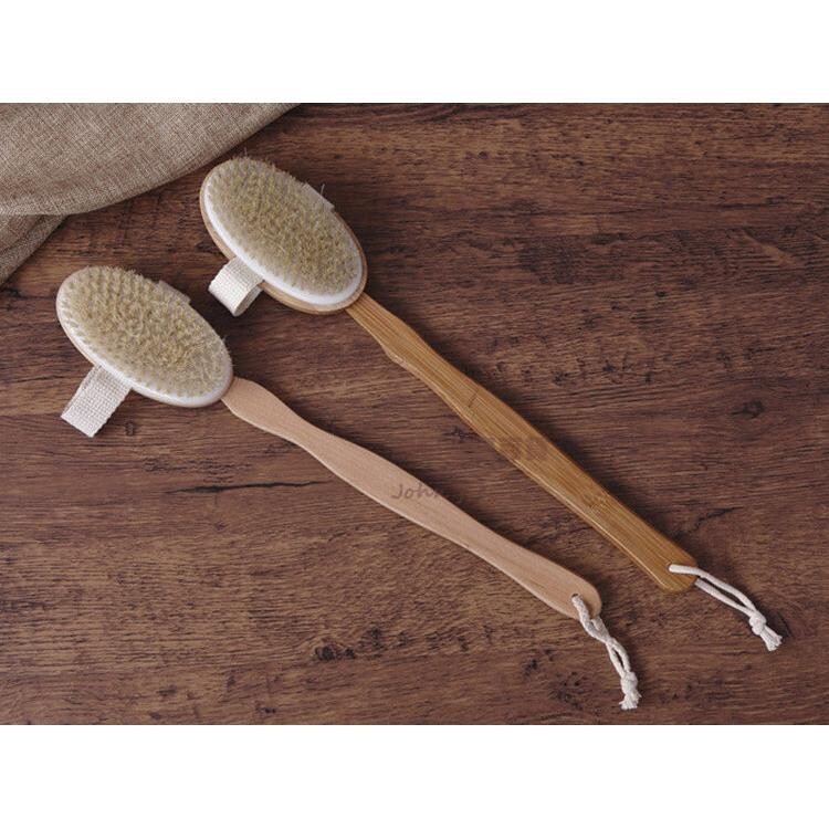 材質:楠木、豬鬃毛 尺寸:全長42cm/刷頭寬7x長13cm 產地:中國 產品簡介: 選擇一把好的沐浴刷,不但能有效清潔身體,還能夠緩解壓力,舒緩疲勞,使人神清氣爽,使用天然楠竹豬鬃沐浴刷,可幫助循環