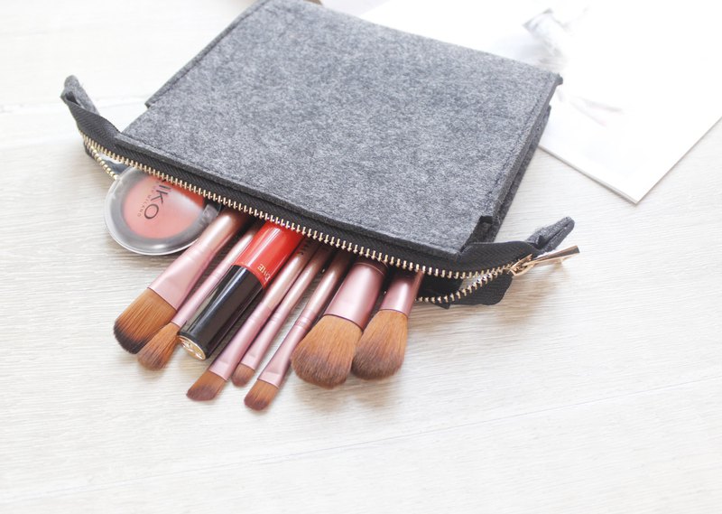 沒有複雜的線條奢華的外表，每一針一線，都是我們的一份心意。<br /><br />在追求機簡和保護生態環境的驅動下，我們遠離矽膠和塑料，相反採用更有機的材料，讓每一個產品都有自己的獨特紋理和質感。