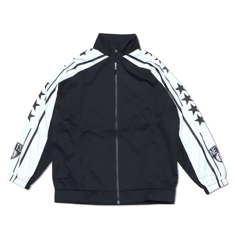 QORExNBALAB聯名系列上市。來自世界流行之都紐約，以女性出發設計的服飾運動品牌，首度登台聯名系列，展現女力運動自信新態度。經典球隊色組合。內層網布，穿著透氣舒適。背後三角形網布設計，提升散熱效