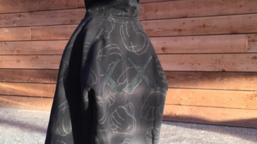 KAWS x Air Jordan 聯名款連帽外套曝光