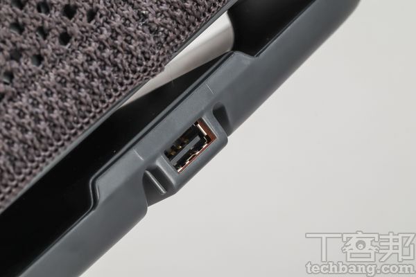 USB接口機身另一側附有 USB 充電接口，讓後座乘客可以替其他裝置充電。
