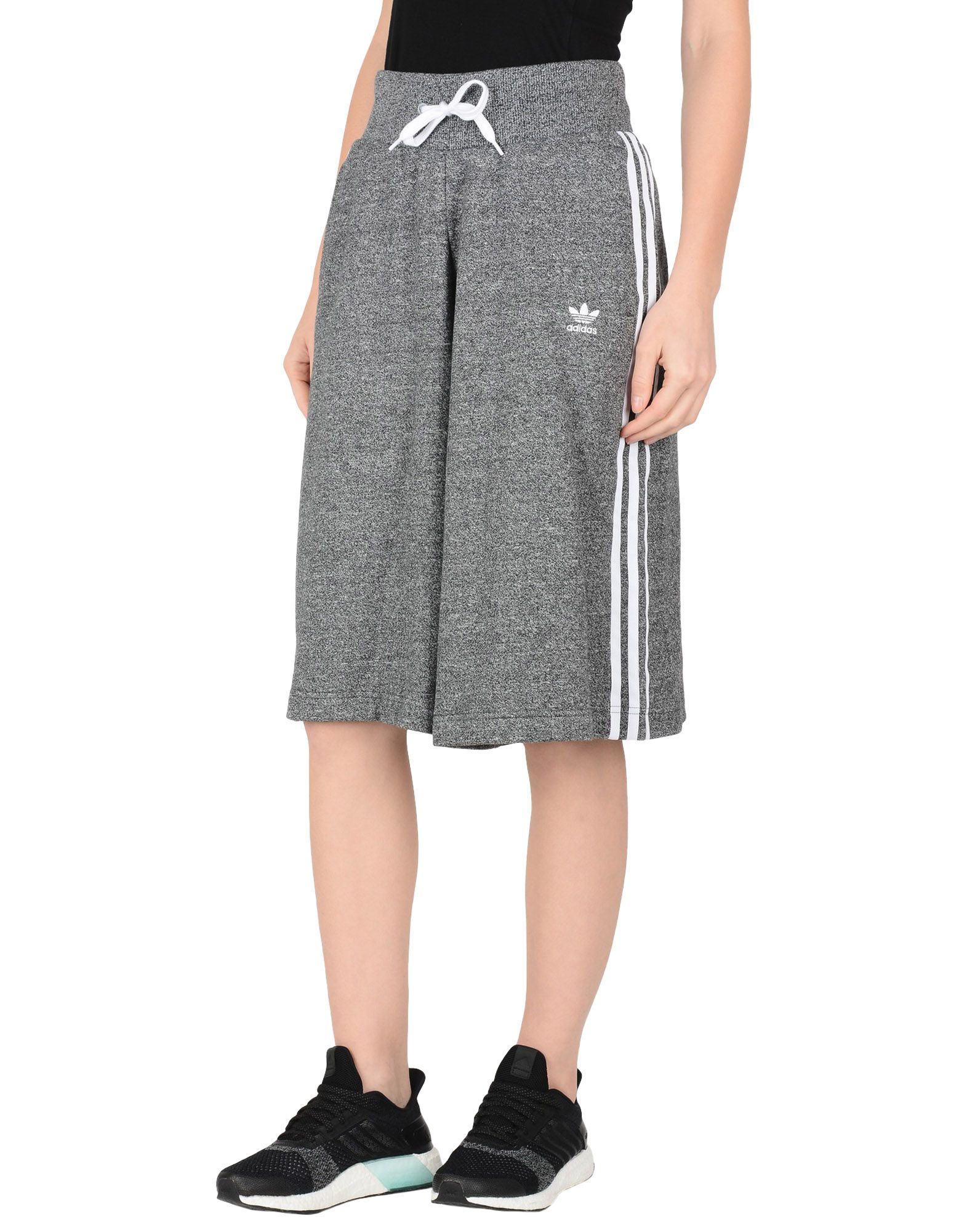 sweatshirt fleece, solid color, high waisted, logo, drawstring closure, multipockets, lifestyle, spo