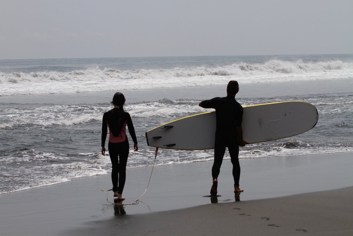 The,Silhouette,Of,The,Asian,Couple,Who,Holds,The,Surfing