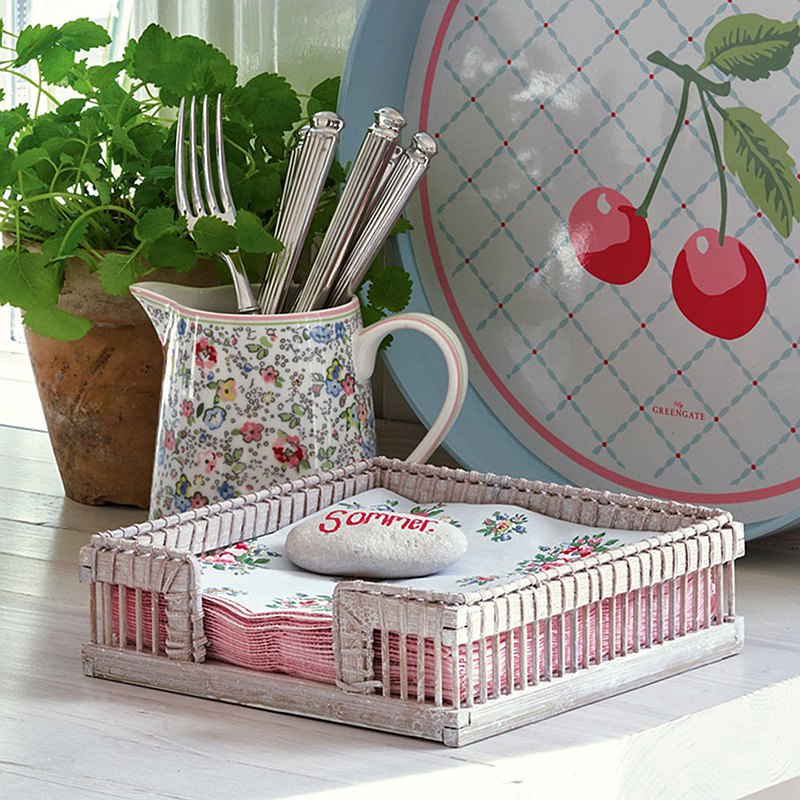 創新又復古的印花設計元素彷彿開啟記憶中的綠色大門，將北歐夢幻的日常景色運用圖騰與色彩記錄下來。