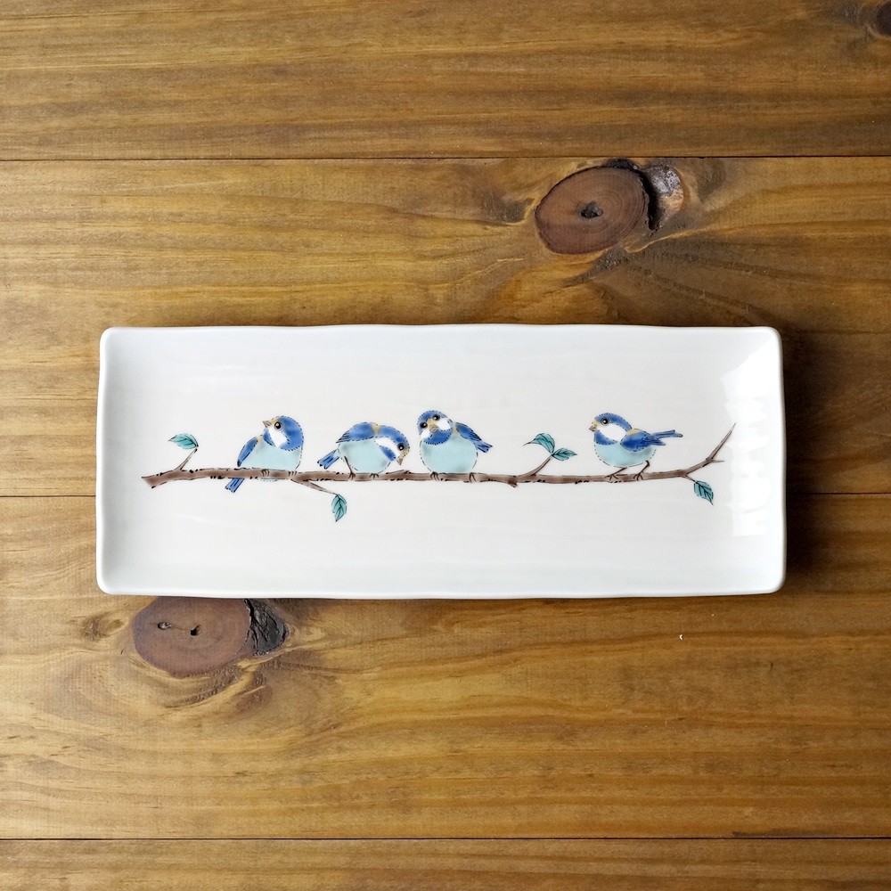 [偶拾小巷] 日本製 九谷燒 青郊窯 青瓷長角皿 - 山雀尺寸: 28x11高2.8cm素材: 瓷器生產國: 日本於日本大受歡迎的九谷燒青郊窯生產超過360年歷史的日本九谷燒以豪放華麗的色繪著名保留了