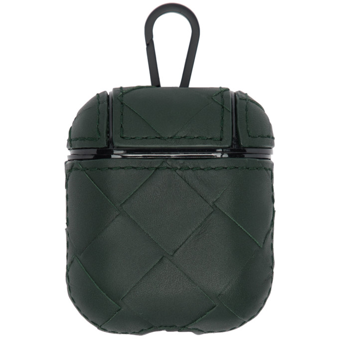 深绿色耳机壳，采用小羊皮面料 Intrecciato 梭织设计。徽标雕花钩扣开合，顶部折叠盖，底部充电开口，黑色塑料衬里。黑色哑光五金。尺寸约为：长 5cm x 高 5.5cm x 宽 2.5cm。供