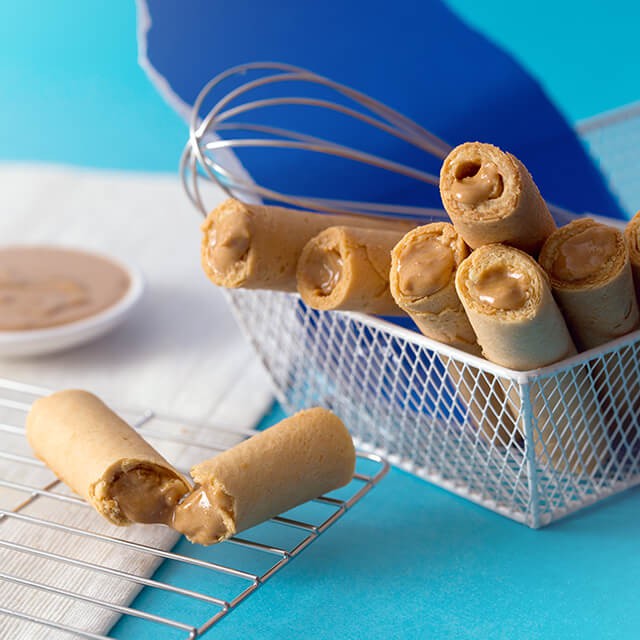 【商品特色】 ***手工蛋捲第一品牌*** 【海邊走走】花生愛餡蛋捲是台港名人指定最佳伴手禮。全台灣唯一包天然花生餡的蛋捲. 蛋捲餅皮無添加水及牛奶稀釋，使用屏東立益牧場洗選蛋與純紐西蘭安佳奶油調製而