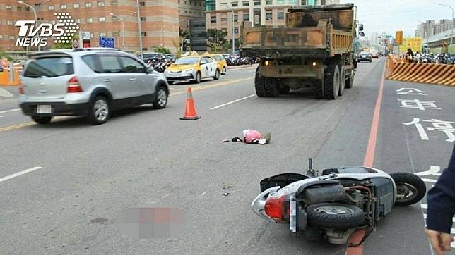 1名護理師日前騎車上班途中，不幸遭到砂石車輾爆頭部身亡。(圖／TVBS資料圖)