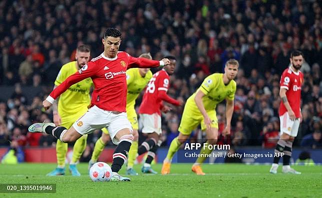 Penyerang Manchester United, Cristiano Ronaldo, mengeksekusi penalti ke gawang Brentford (AFP/Catherine Ivill)