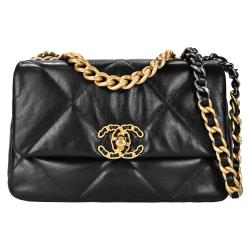 ◎經典鍊帶款|◎|◎品牌:CHANEL香奈兒品牌定位:國際精品背法:斜背/側背包款:鏈帶包顏色:黑色系外層材質:羊皮外層材質說明:小羊皮、金屬內層材質:布面流行元素:菱格適用性別:女生開口方式:磁釦/