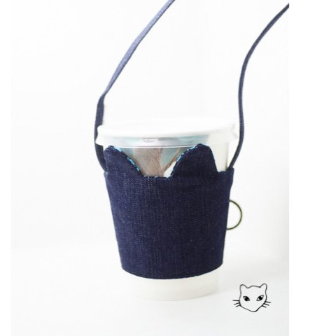 PATTAN 不但專精於#貓項圈 的各項細節，PATTAN House 隨心小物系列也懂妳！#千鳥 圖案就藏在#牛仔 布內裡，上班下班，約會逛街，雙面變身！扎實車工與精細尺寸版型，低調貓耳杯緣25cm