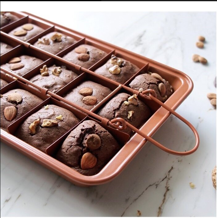 火紅的方格布朗尼模/ 除了做布朗尼,還可以做小蛋糕、小吐司、餐包、鳳梨酥喔! 功能超多的