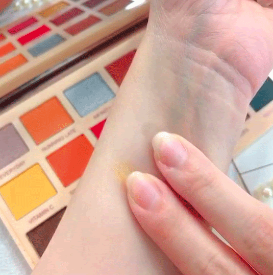 C:UsersS3-56Desktop(LOOK)英國 Makeup Revolution~Soph聯名款18色眼影盤(18x0.03oz／0.8g)動圖1.gif