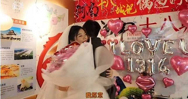 手捧「房產、BMW鑰匙」求婚男友！　24歲富家女霸氣喊：我養你