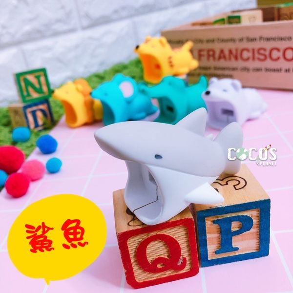 日本正版 Dreams 動物咬咬豆腐頭保護套 充電頭 插頭 保護套 IPHONE豆腐頭 鯊魚款 COCOS PP300