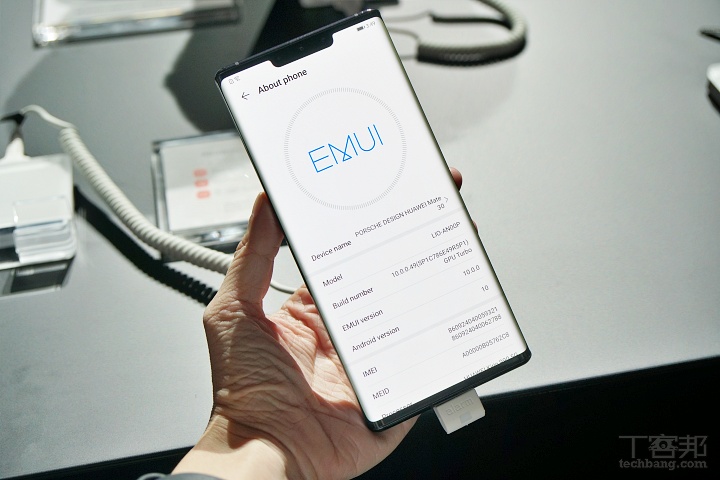 內建基於 Android 10 開發的 EMUI 10，不過未預載 Google 行動服務（GMS）。
