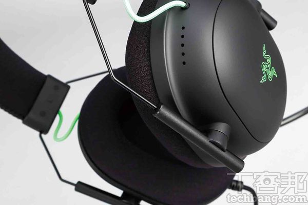 金屬框架左右耳罩採用垂掛設計，並搭配超細的金屬框架。