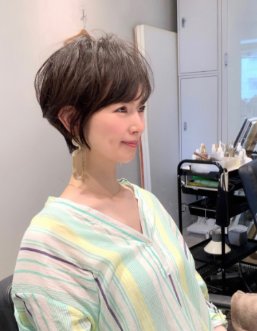 段カットのショートボブが大人かわいい