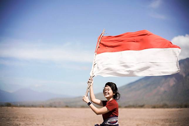 Gambar Kartun Memegang Bendera Merah Putih Gambar Keren Hits