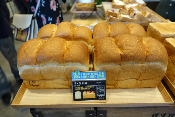 哈肯舖淨生吐司、桑葚優格吐司，使用聯華潔淨認證麵粉，成分天然、八大無添加，嚴選好食材低溫發酵手感烘焙，安心美味的生吐司