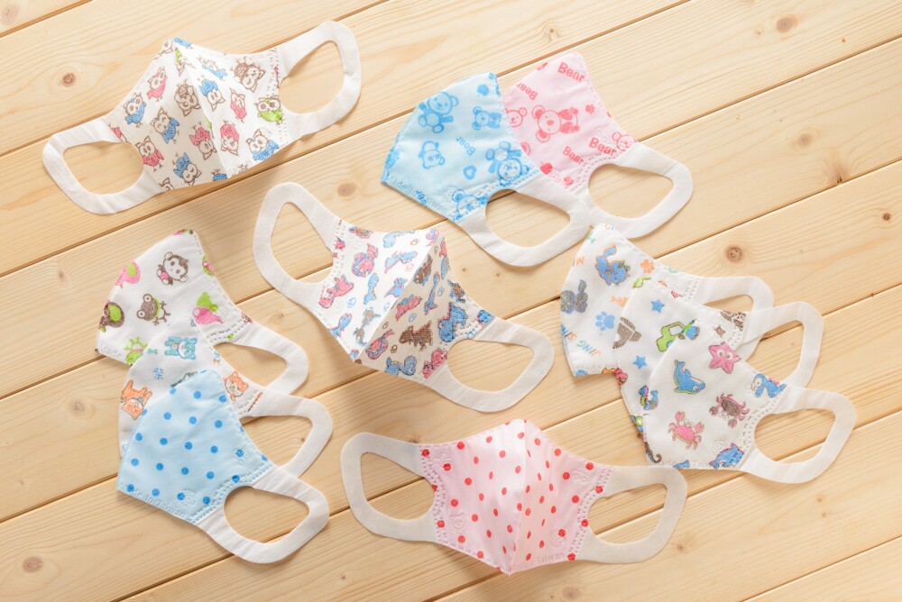 MIT兒童3D立體口罩 淨新鼻樑多加了壓條 口罩較不易滑落 防護更好 寶貝使用的3層防護布料高成本更升級保證不起毛球舒服不過敏（連透明包裝袋都是加厚的材質） @特殊無毒印花讓可愛卡通圖案活潑可愛，小朋