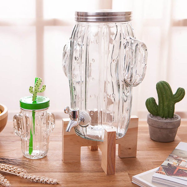 #生活工場 #WORKINGHOUSE #飲料桶 #夏天 #玻璃 #4L 【產品特色】 • 4L樂活的仙人掌造型，時尚又活潑 • 仙人掌把手方便提起瓶身，不易滑手 • 附不銹鋼蓋及木架，使用方便 【商