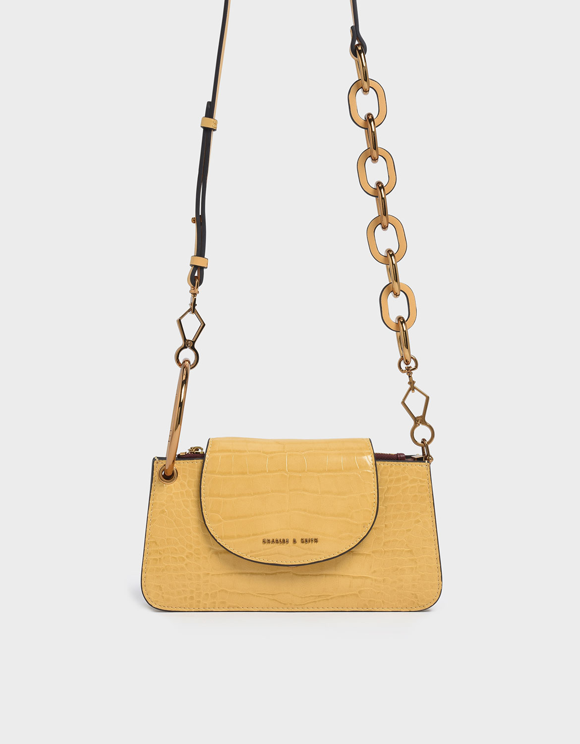 在初秋微涼的舒適午後，換上雪紡洋裝，粉嫩的優雅包款陪妳享受愜意而美味的早午餐約會。