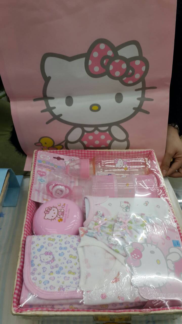 永大醫療~kitty彌月禮盒8件嬰兒禮盒 新生兒 玻璃奶瓶 純棉衣服套裝 滿月禮盒 (附精美提袋)1050元