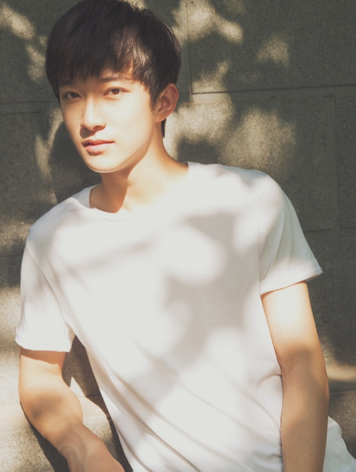 陸劇隱藏版校園男神5：曹恩齊 飾演《二十不惑》路然