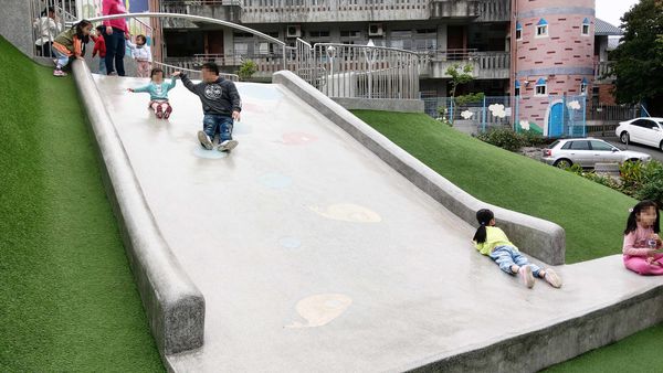 【台北景點】白雲公園-小孩愛不釋手，三種不同類型溜滑梯及多種盪鞦韆的特色公園