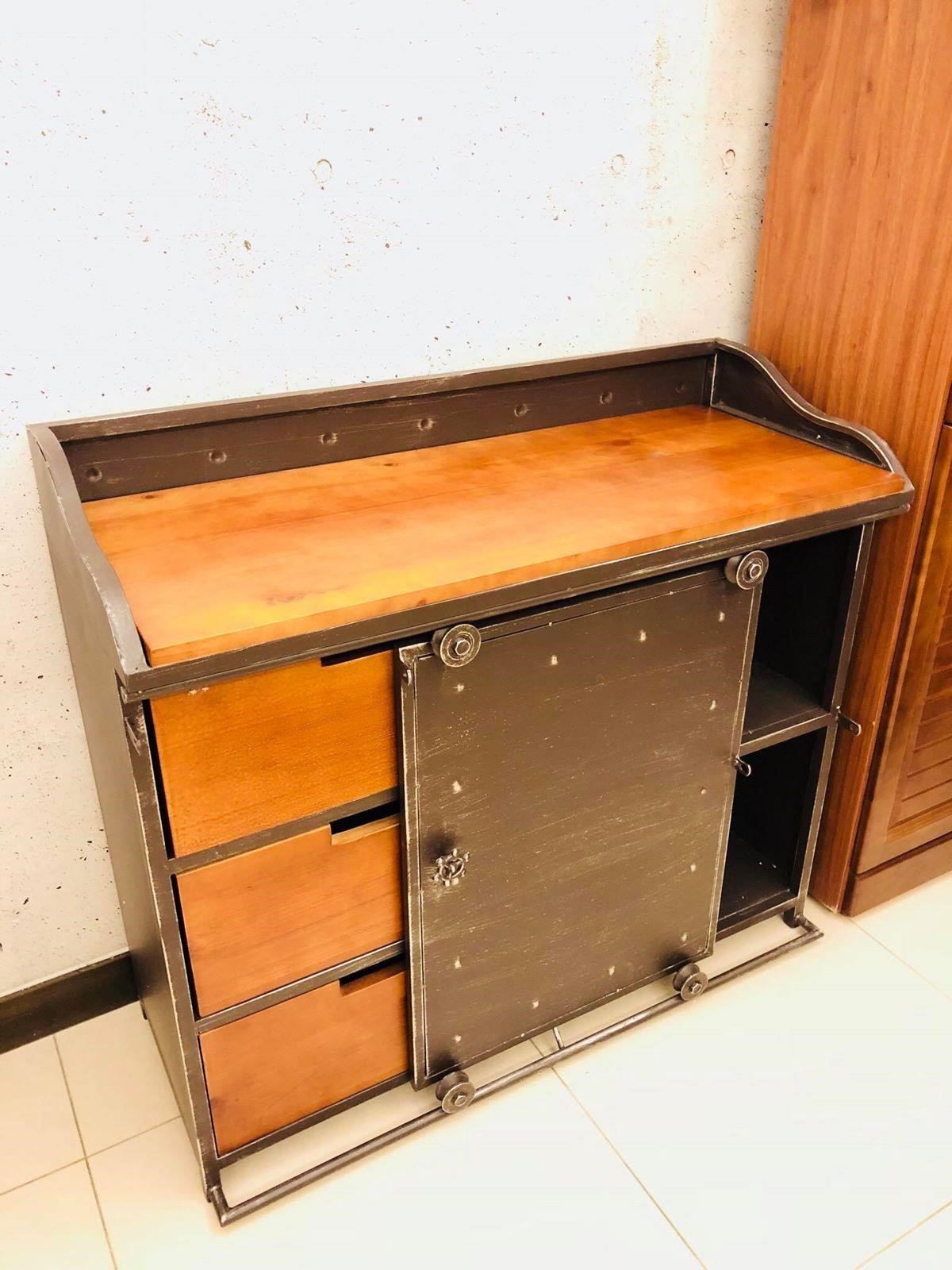 工業風滑軌門矮櫃，也是令人難忘的視覺焦點。