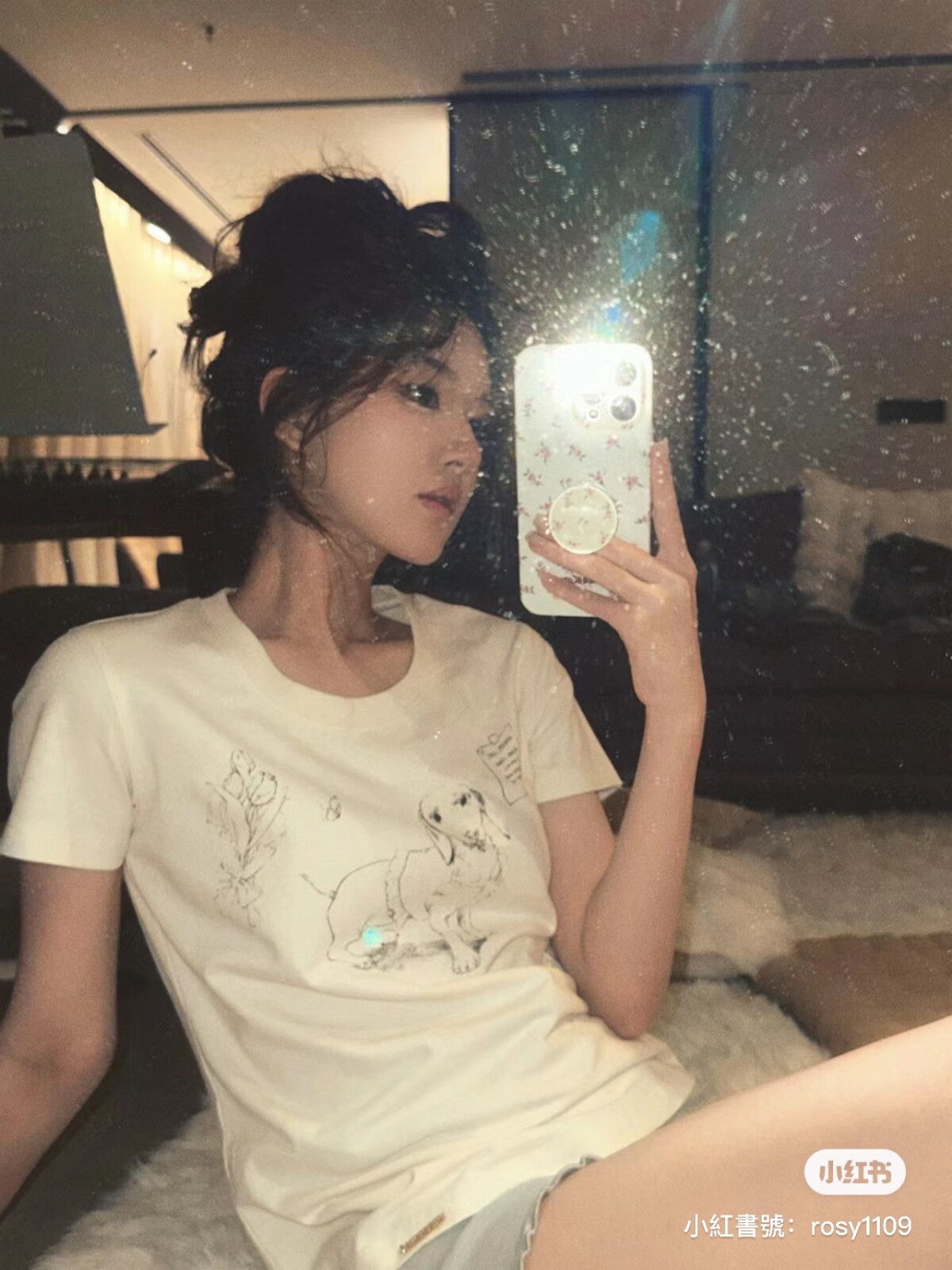 趙露思跳脫清新甜美！新造型化身慵懶辣妹全網瘋學，在家拍照氛圍感滿滿！