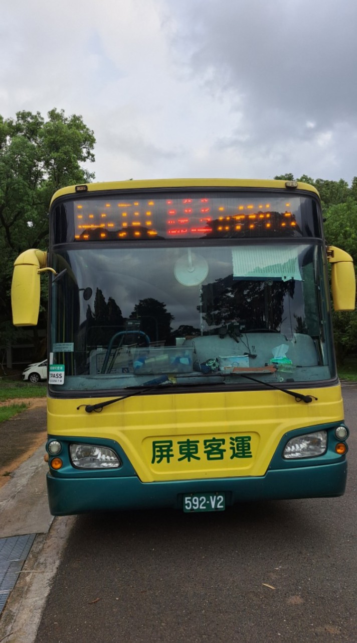 屏科大校園公車新舊生群