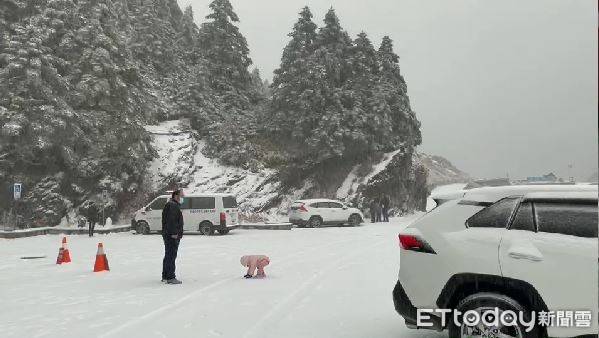 合歡山松雪樓積雪5公分還在下 影片直擊全台唯一鏟雪車出動 Ettoday新聞雲 Line Today