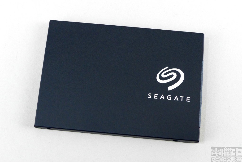 BarraCuda SSD 採用 2.5“/SATA 6Gb/s 介面規格，正面印上 Seagate 商標