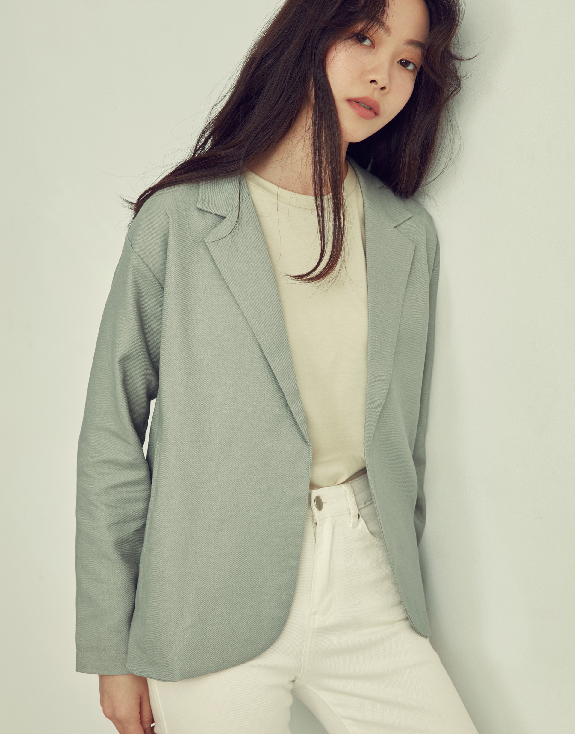 彈性：無 質感軟料斜紋面料、翻領、附有內裡