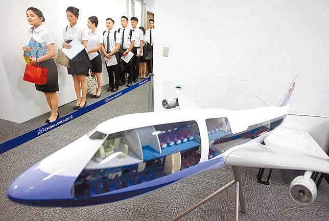 華航招70空服員 6000人報考