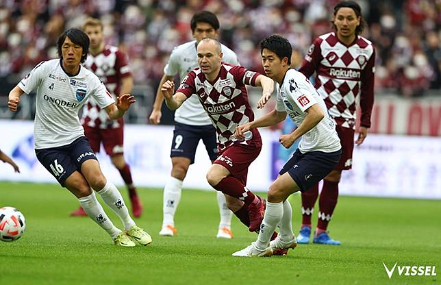 日職 恩尼斯達與中村俊輔中場爭奪矚目勝利船1 1僅和升班馬fc橫濱 明報 Line Today