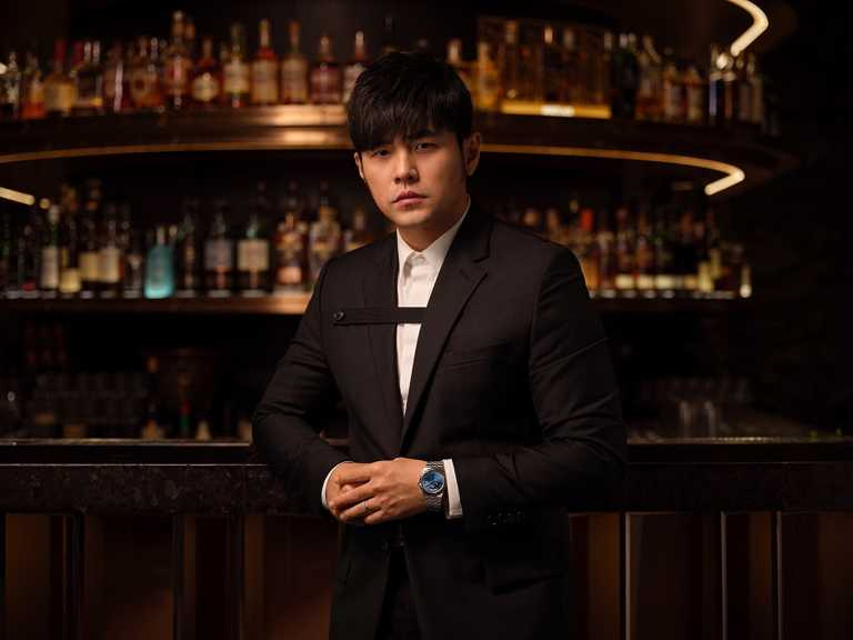 帝舵表全球代言人周杰倫，以黑身正裝搭配TUDOR「Royal皇家系列」腕錶，拍攝全新形象。（圖╱TUDOR提供）