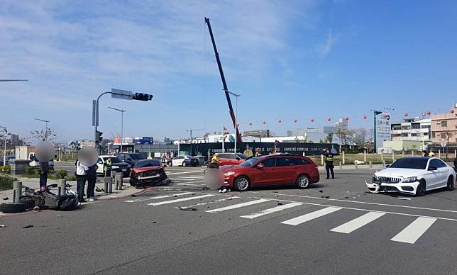 轎車左轉疑未減速連撞3車 騎士慘遭噴飛 中華日報 Line Today