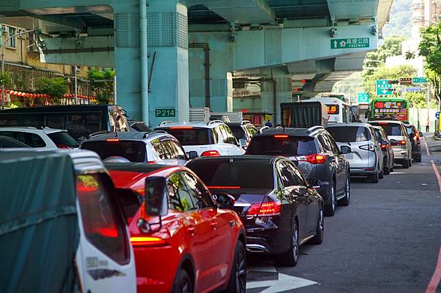 端午連假第一天土城交流道現回堵車潮 圖 中央通訊社 Line Today