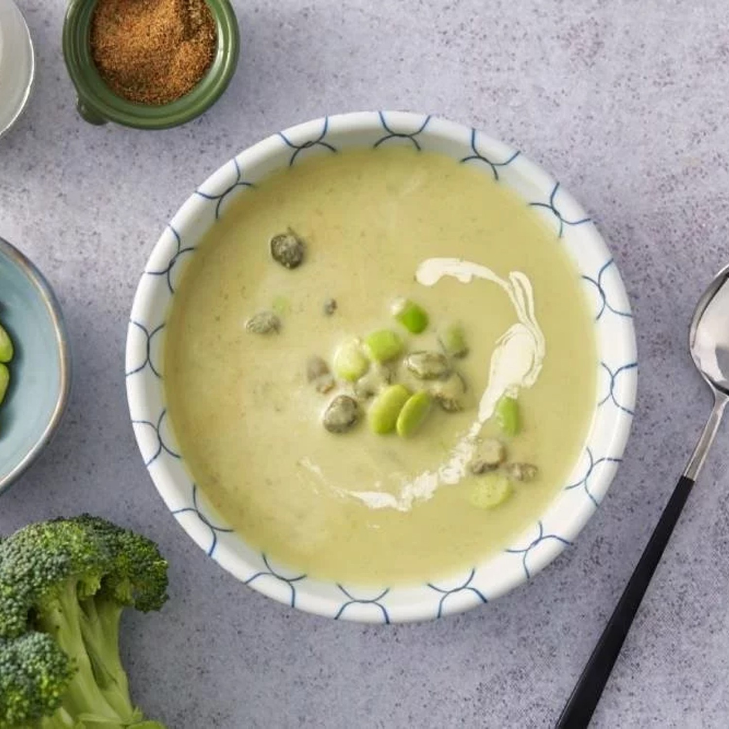 一碗就滿足每餐所需的優質蛋白質膳食纖維。簡單微波、水煮復熱，即可食用。孜然香氣提味，濃郁營養卻不膩口。帶有芋香的特殊枝豆品種，與青花菜、牛奶做成基底;「美味・健力湯」，不僅營養美味，且多種風味滿足不同